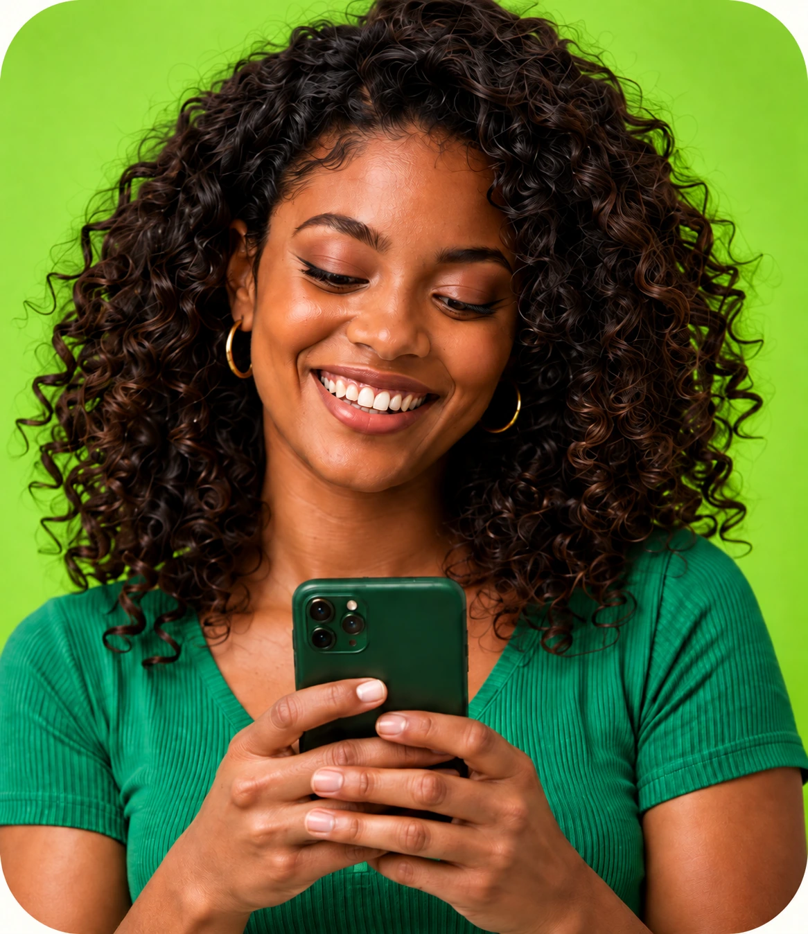Portrait de campagne Givz, une femme consulte son téléphone